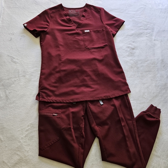 Figs | Zamora jogger scrub pant & Catarina one pocket scrub top - burgundy XS - Picture 4 of 5